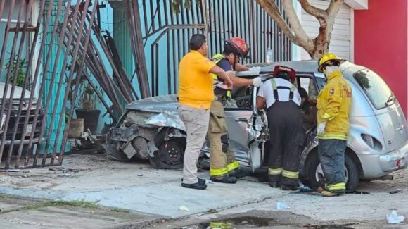 Pierde el control de su vehículo y se estrella contra vivienda en el fraccionamiento Lomas de Mazatlán en Mazatlán, Sinaloa