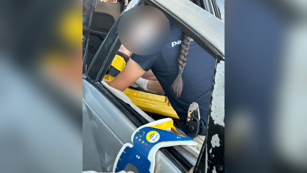 Bomberos rescatando a victimas de vehículo accidentado