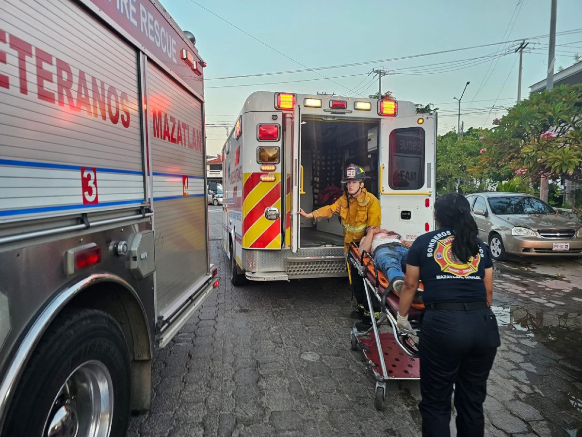Bomberos suben a ambulancia a victimas de vehículo accidentado
