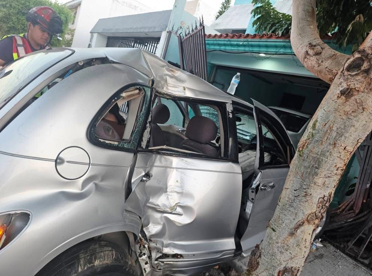 Bomberos rescatando a victimas de vehículo accidentado