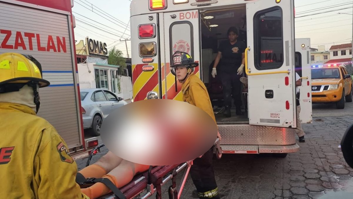 Bomberos suben a ambulancia a victimas de vehículo accidentado