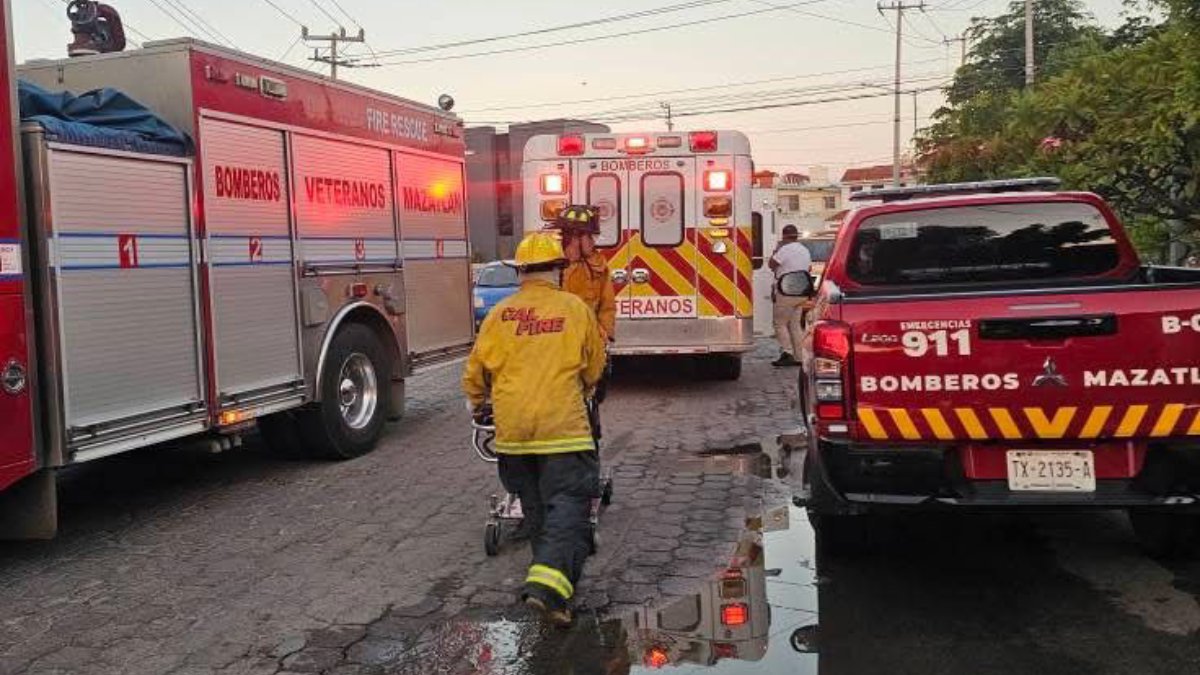 Bomberos rescatando a victimas de vehículo accidentado