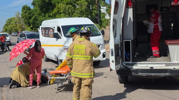 Motociclista resulta lesionado tras chocar con una camioneta en el Centro de Guamúchil, Sinaloa
