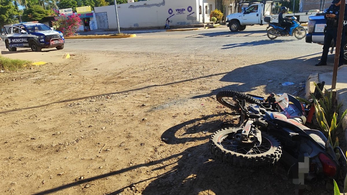 motocicleta tirada en la calle