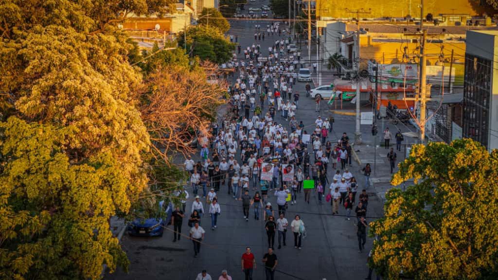 Adultos y jóvenes marchan en la denominada manifestación de la Generación Z, en Culiacán