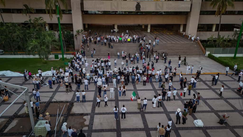 Adultos y jóvenes marchan en la denominada manifestación de la Generación Z, en Culiacán