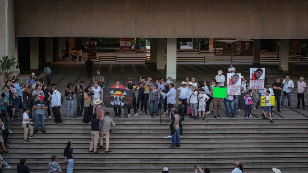 Adultos y jóvenes marchan en la denominada manifestación de la Generación Z, en Culiacán