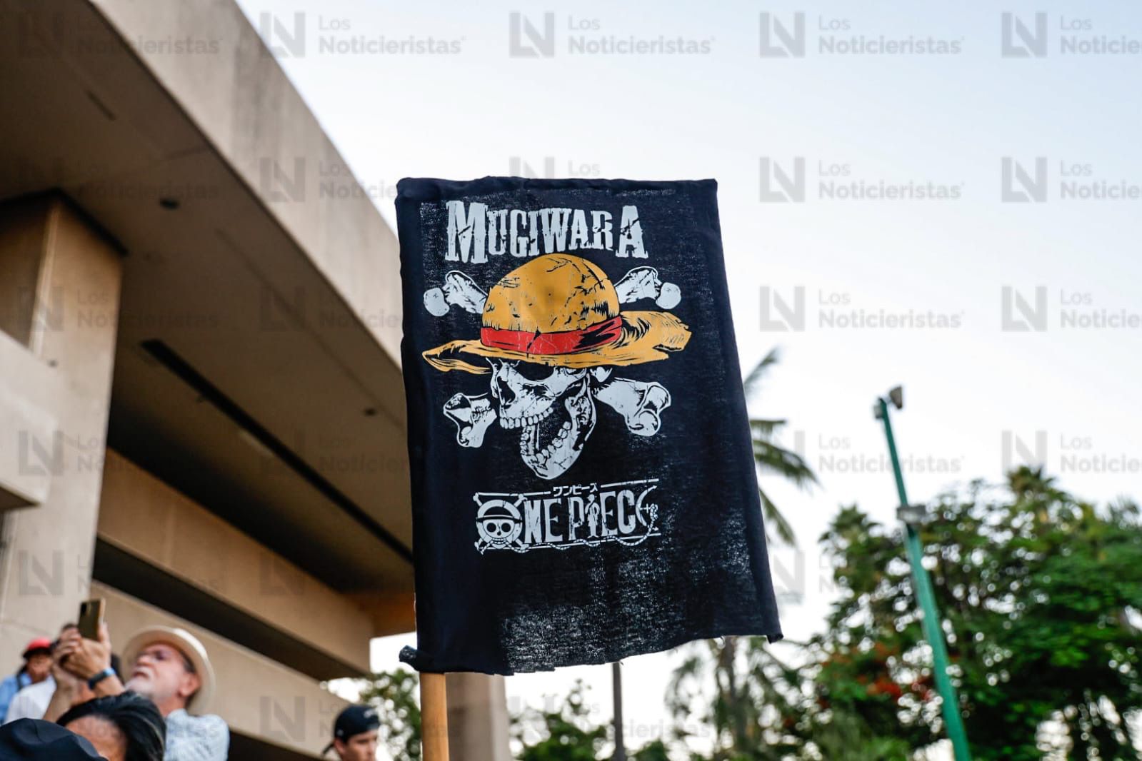 Adultos y jóvenes marchan en la denominada manifestación de la Generación Z, en Culiacán