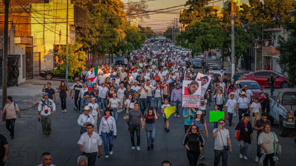 Adultos y jóvenes marchan en la denominada manifestación de la Generación Z, en Culiacán