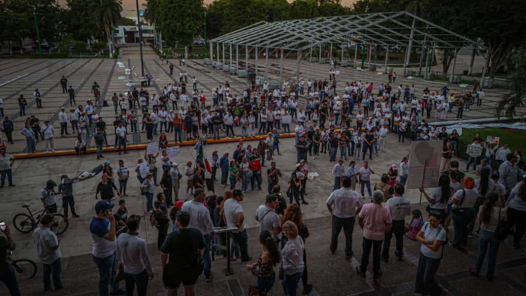 Adultos y jóvenes marchan en la denominada manifestación de la Generación Z, en Culiacán