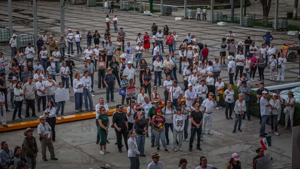 Adultos y jóvenes marchan en la denominada manifestación de la Generación Z, en Culiacán