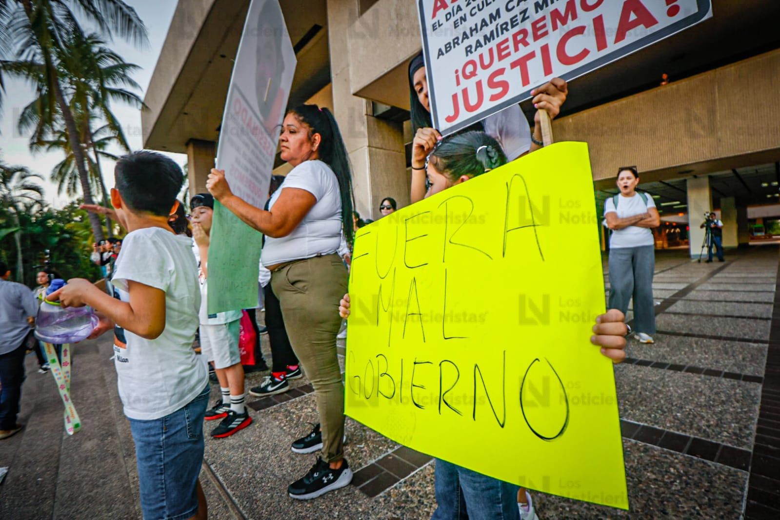 Adultos y jóvenes marchan en la denominada manifestación de la Generación Z, en Culiacán