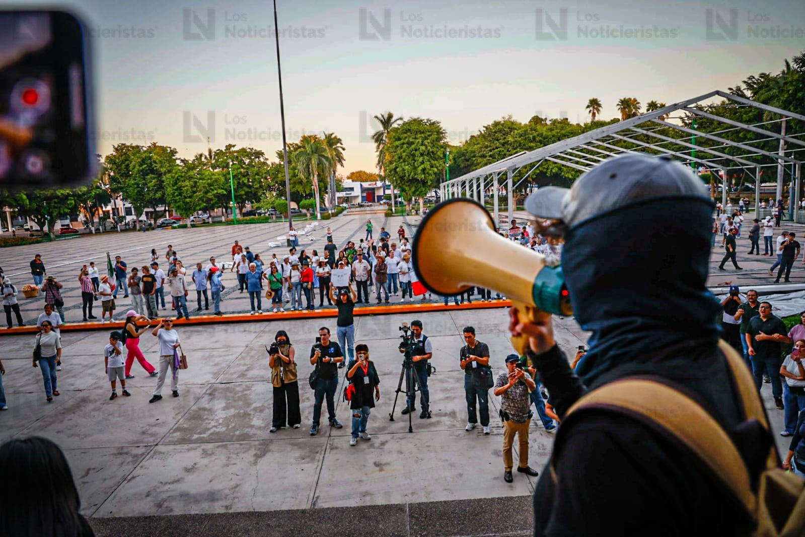 Adultos y jóvenes marchan en la denominada manifestación de la Generación Z, en Culiacán