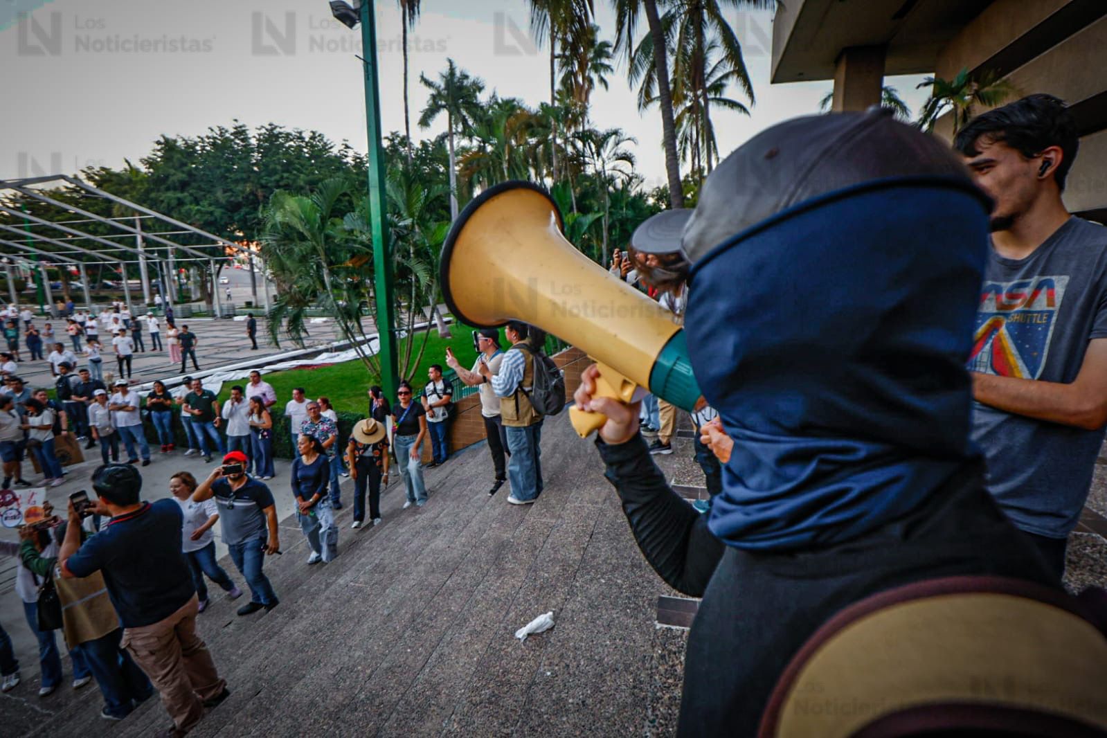 Adultos y jóvenes marchan en la denominada manifestación de la Generación Z, en Culiacán