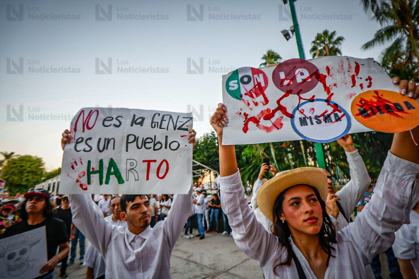 Adultos y jóvenes marchan en la denominada manifestación de la Generación Z, en Culiacán