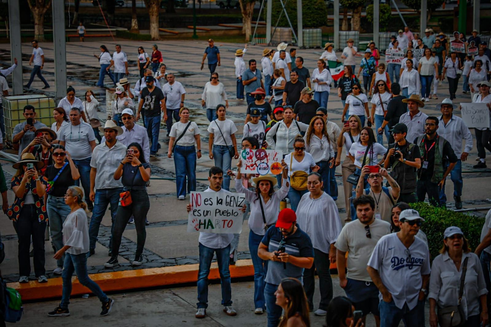 Adultos y jóvenes marchan en la denominada manifestación de la Generación Z, en Culiacán