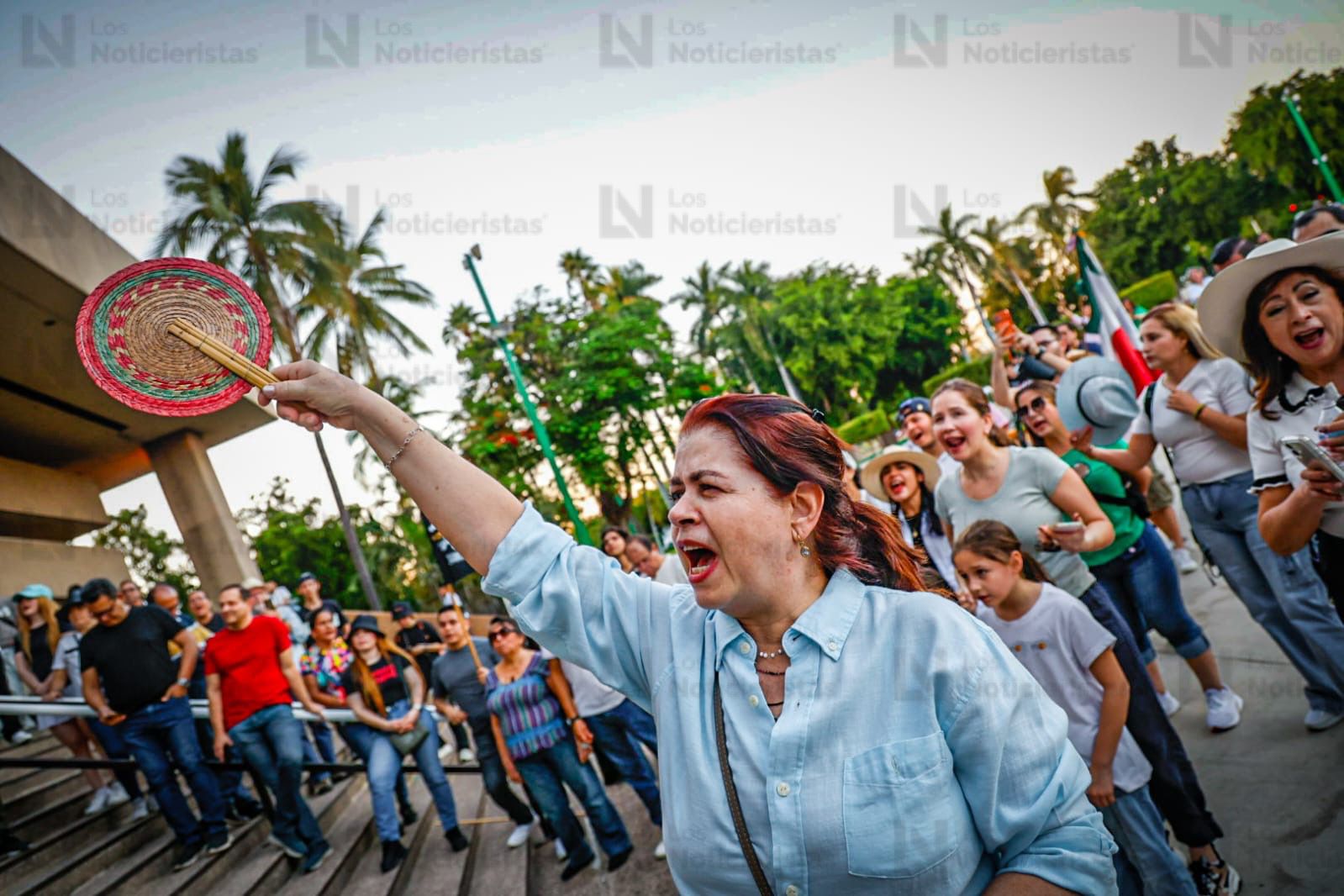 Adultos y jóvenes marchan en la denominada manifestación de la Generación Z, en Culiacán