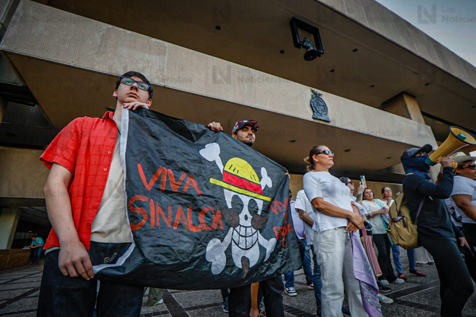 Adultos y jóvenes marchan en la denominada manifestación de la Generación Z, en Culiacán