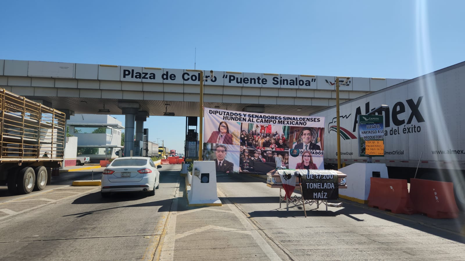 Agricultores mantiene liberado el paso de la caseta de Cuatro Caminos en Guasave