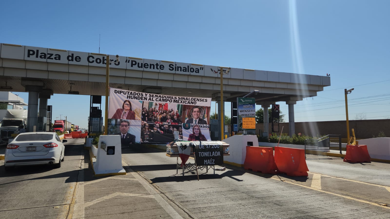 Agricultores mantiene liberado el paso de la caseta de Cuatro Caminos en Guasave