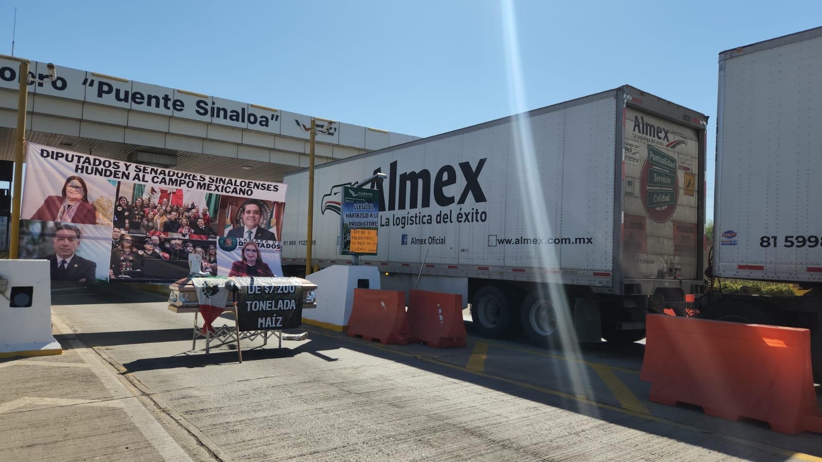 Agricultores mantiene liberado el paso de la caseta de Cuatro Caminos en Guasave