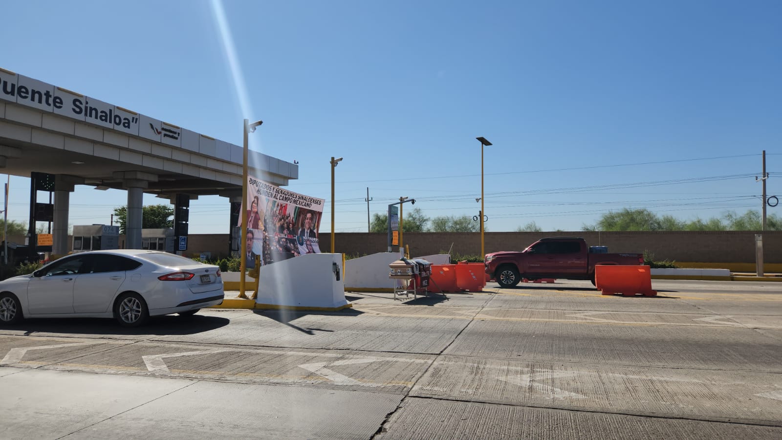 Agricultores mantiene liberado el paso de la caseta de Cuatro Caminos en Guasave