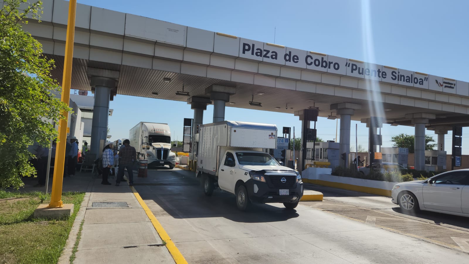 Agricultores mantiene liberado el paso de la caseta de Cuatro Caminos en Guasave