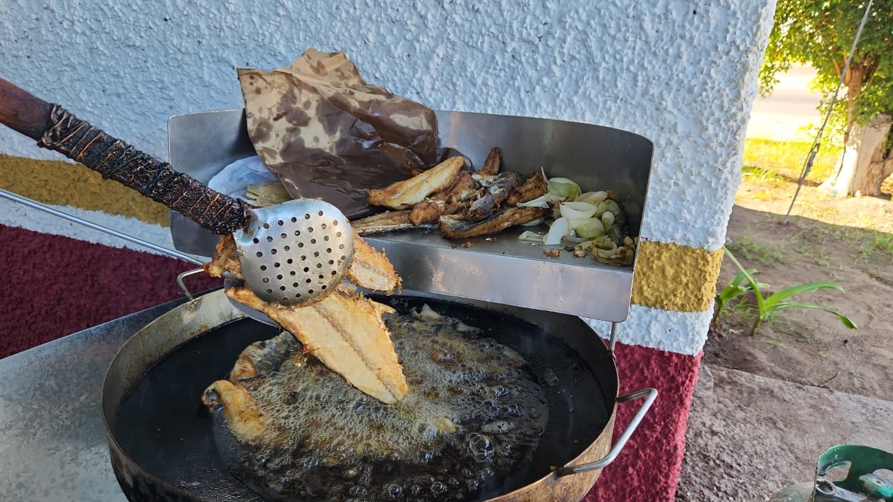 Productores agrícolas comparten fritanga con transportistas varados en bloqueo