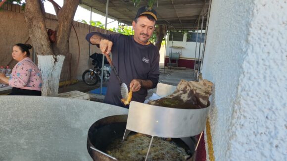 Productores agrícolas de Guasave, Sinaloa, comparten fritanga de pescado con transportistas varados en bloqueo