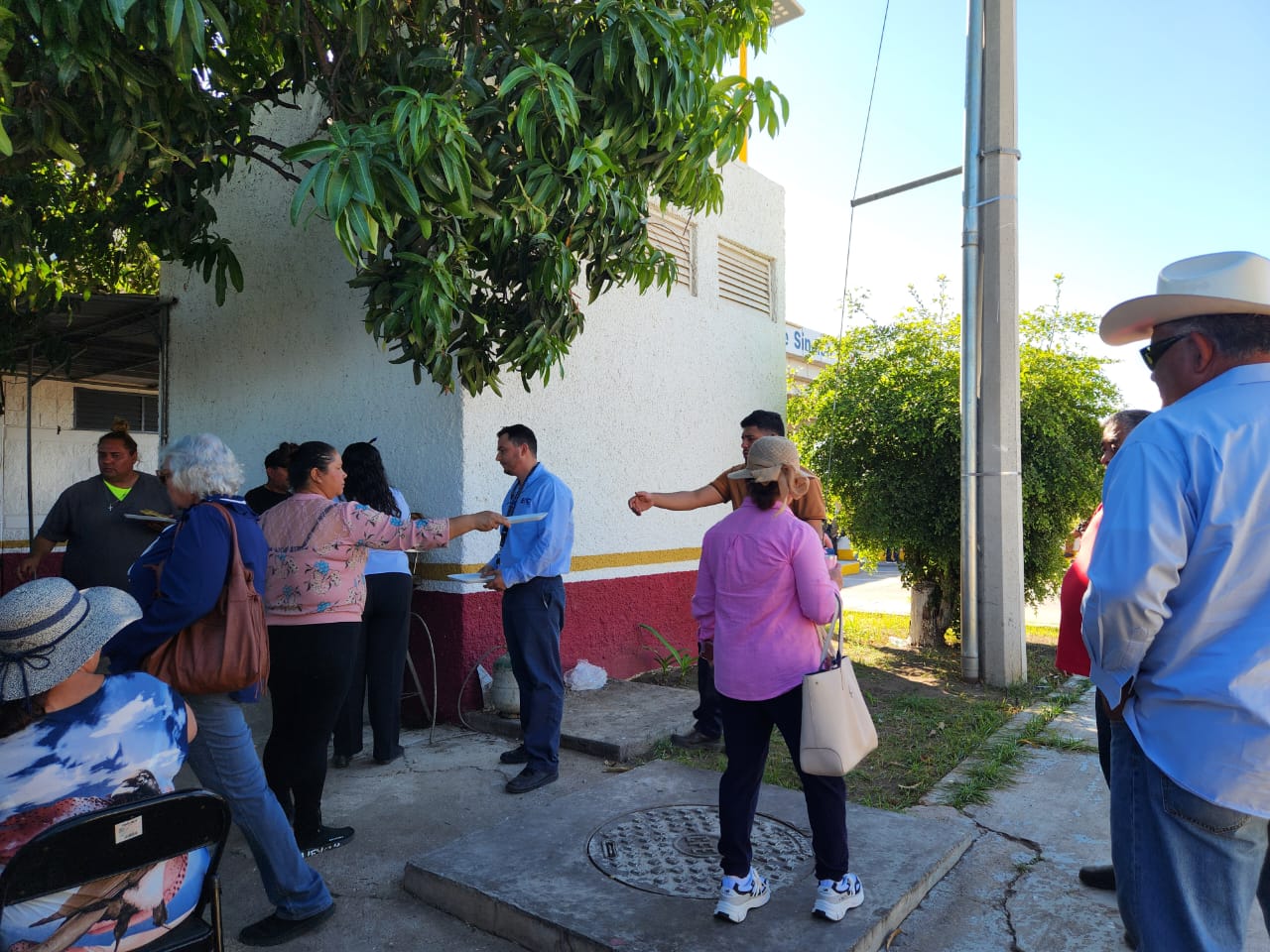 Productores agrícolas comparten fritanga con transportistas varados en bloqueo
