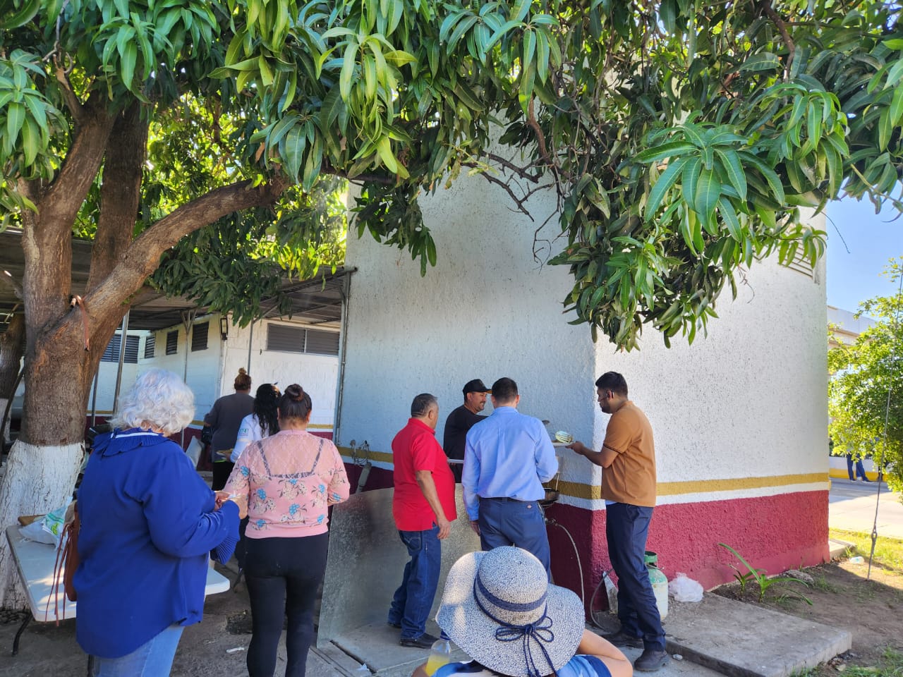 Productores agrícolas comparten fritanga con transportistas varados en bloqueo