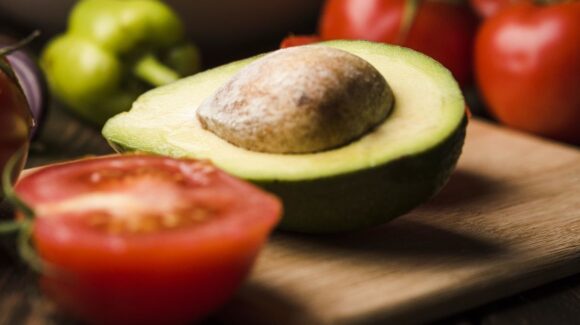 Trump firma orden para eliminar aranceles recíprocos a productos agropecuarios como el tomate y el aguacate