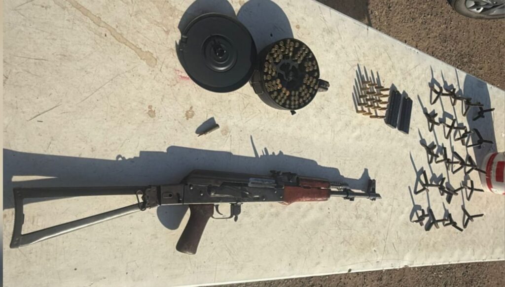 Fusil AK-47, cargador de tambor, municiones y ponchallantas