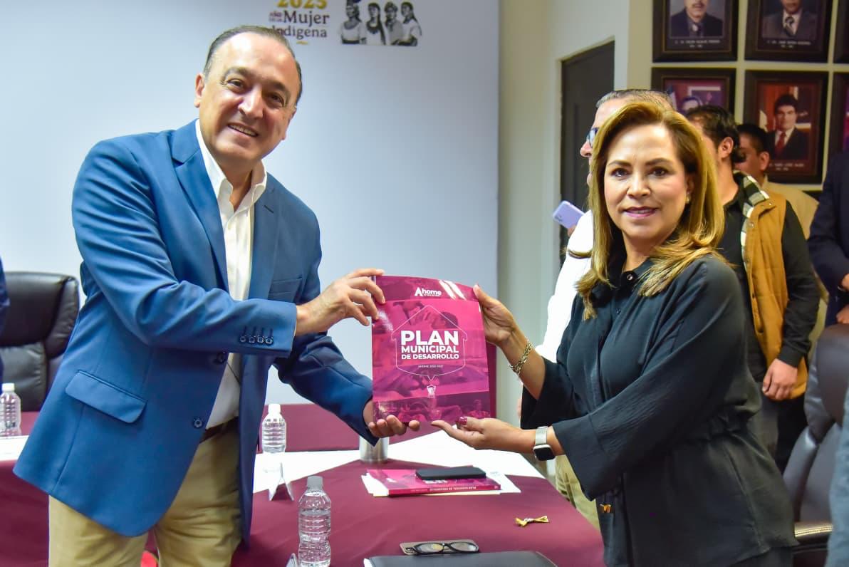 Alcalde de Ahome entrega el Plan Municipal de Desarrollo