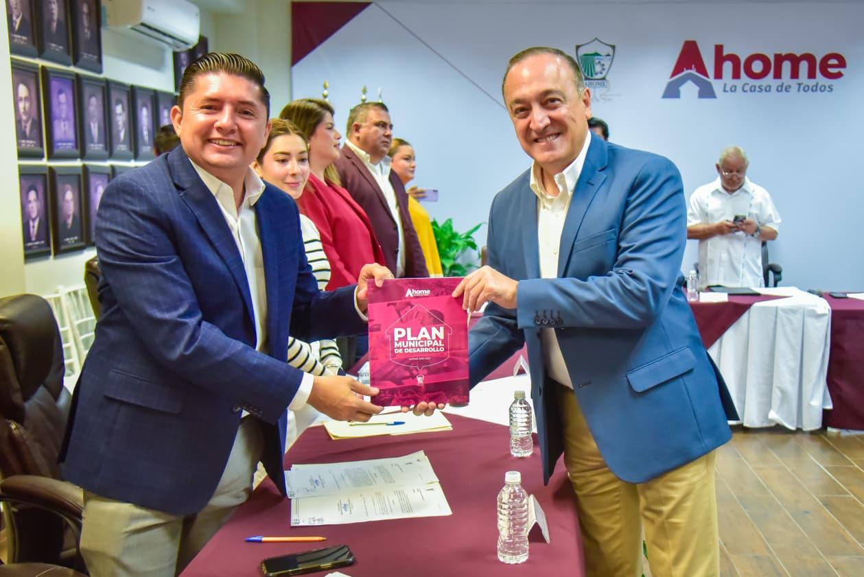 Alcalde de Ahome entrega el Plan Municipal de Desarrollo