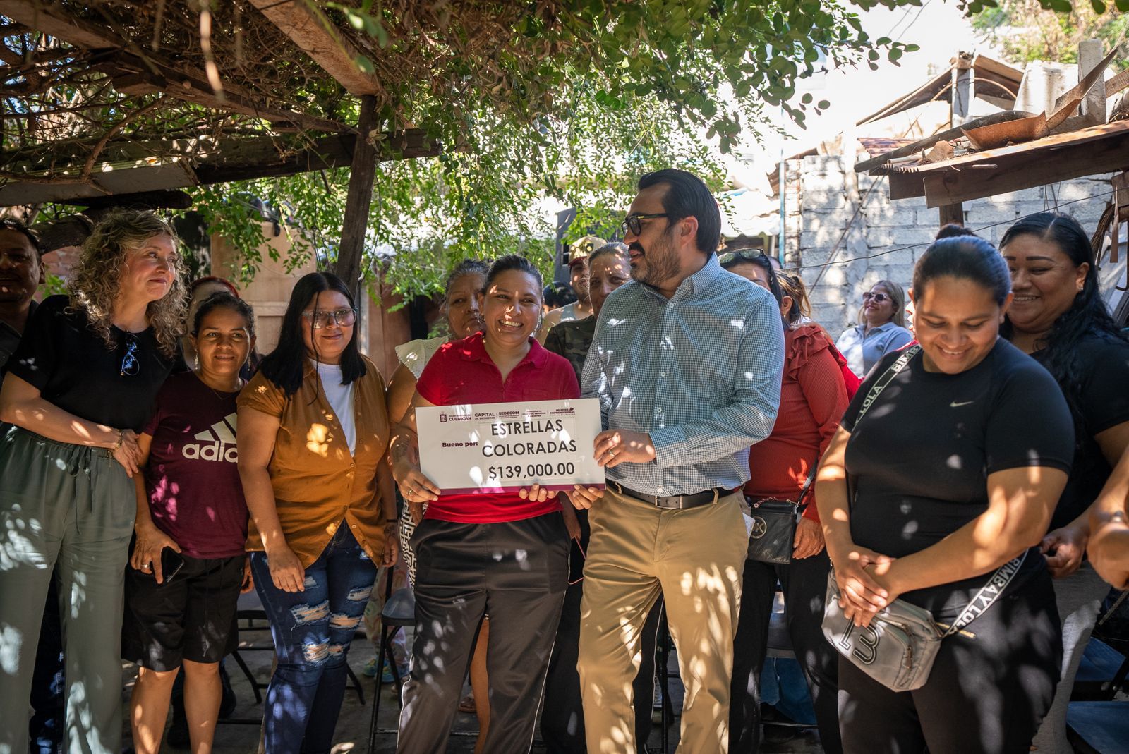 Alcalde de Culiacán entrega apoyos del programa Mujeres Emprendedoras por el Bienestar en Ampliación San Benito