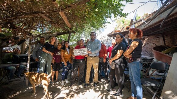 Gámez Mendívil entrega cheque por 139 mil pesos a mujeres emprendedoras de la Ampliación San Benito de Culiacán, Sinaloa
