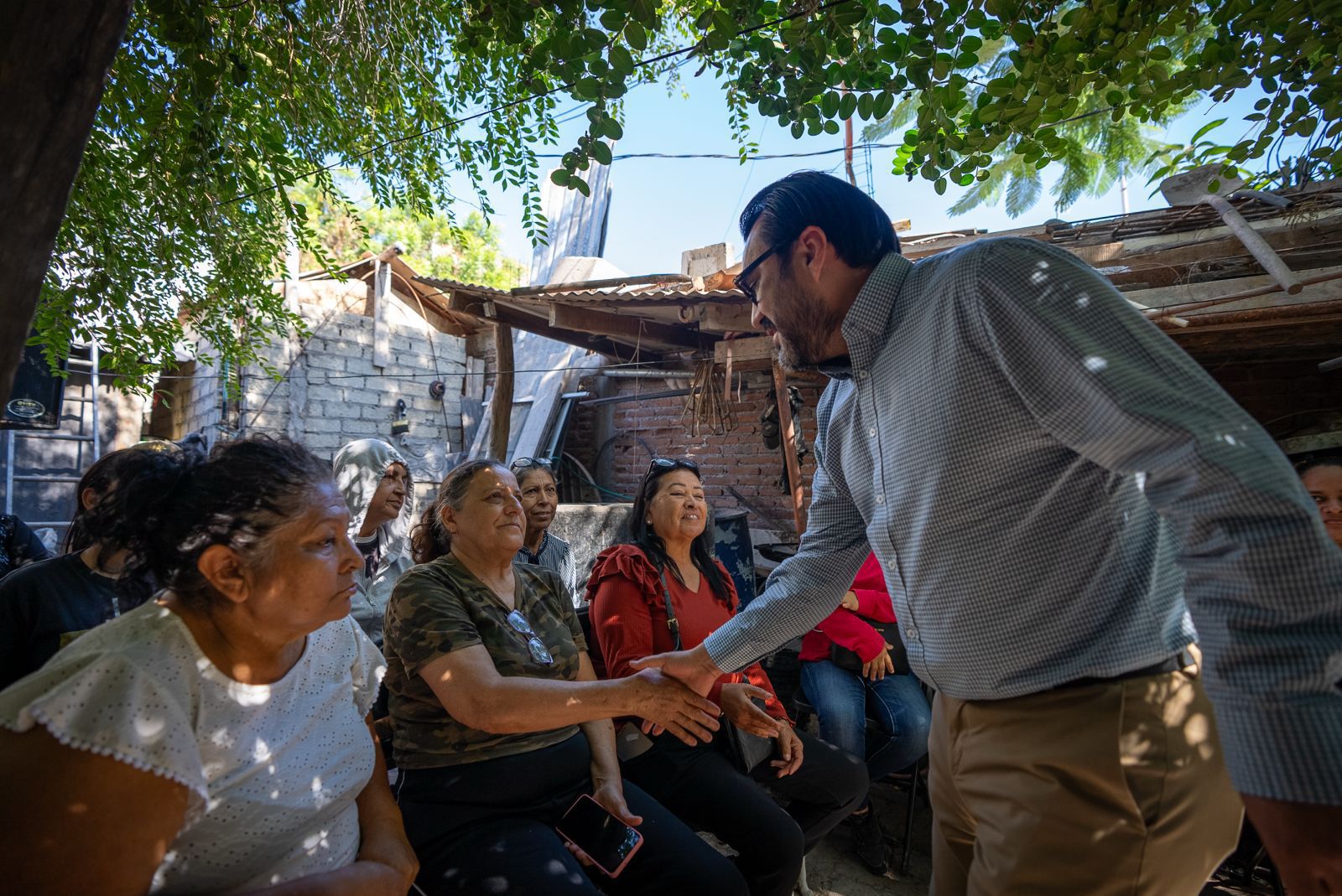 Alcalde de Culiacán entrega apoyos del programa Mujeres Emprendedoras por el Bienestar en Ampliación San Benito