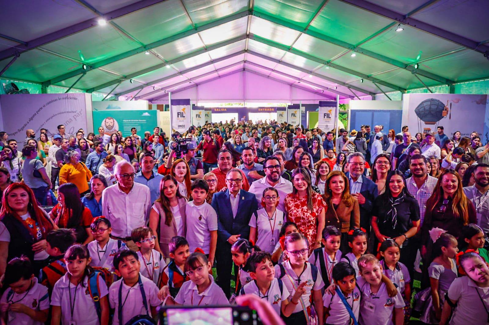 alumnos en la feria del libro en culiacan sinaloa asisten