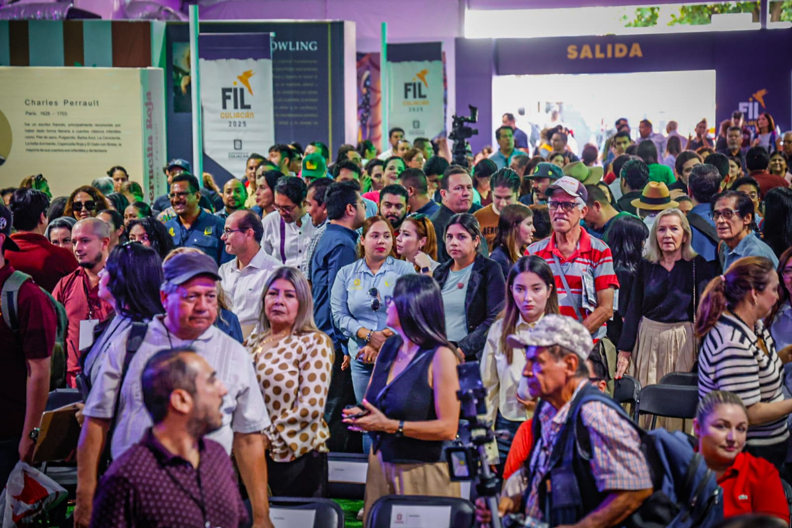 alumnos en la feria del libro en culiacan sinaloa asistentes