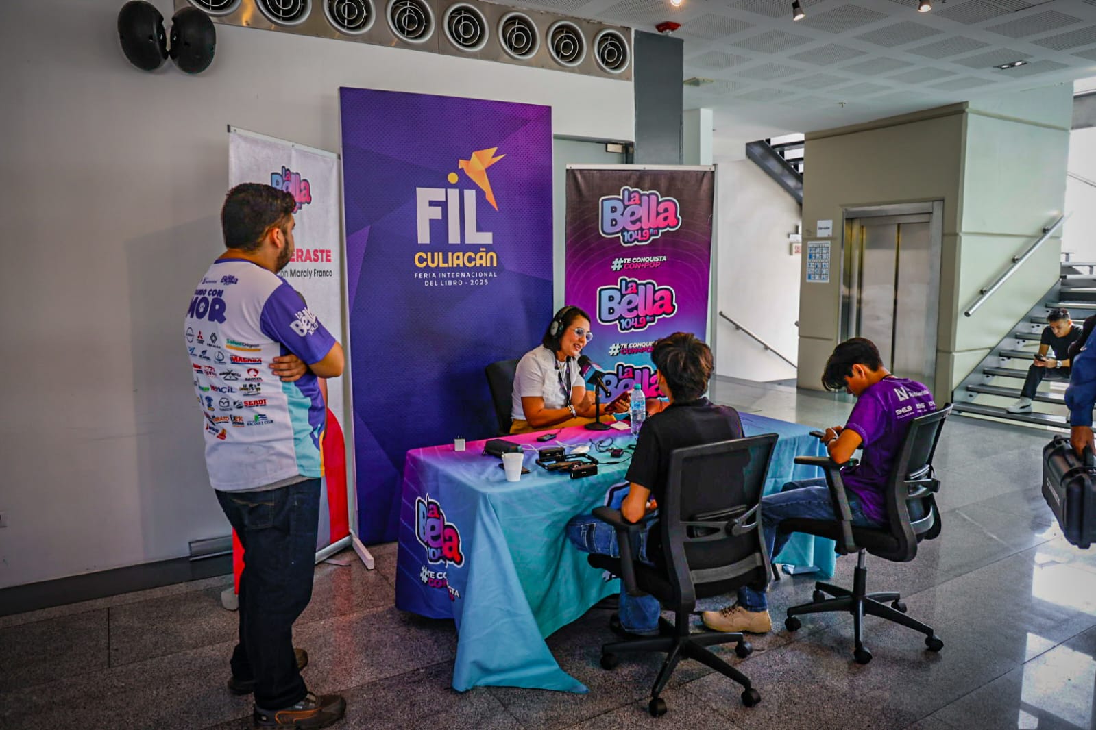 alumnos en la feria del libro en culiacan sinaloa entrevistas