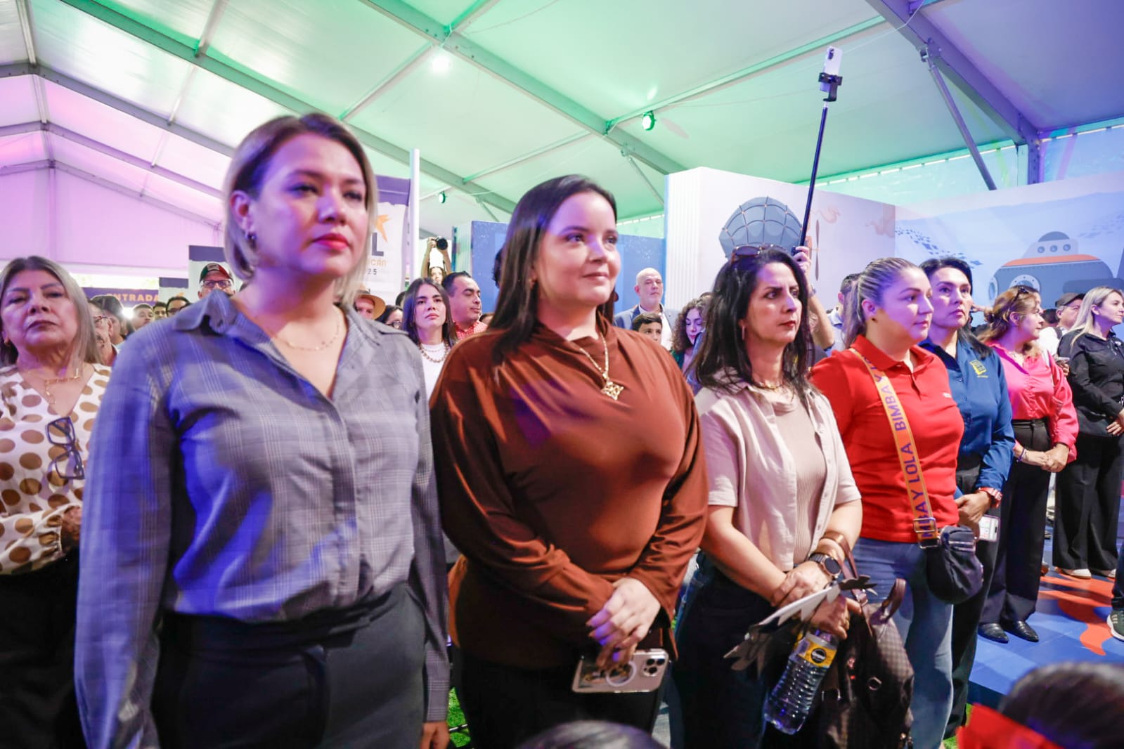 alumnos en la feria del libro en culiacan sinaloa funcionaria