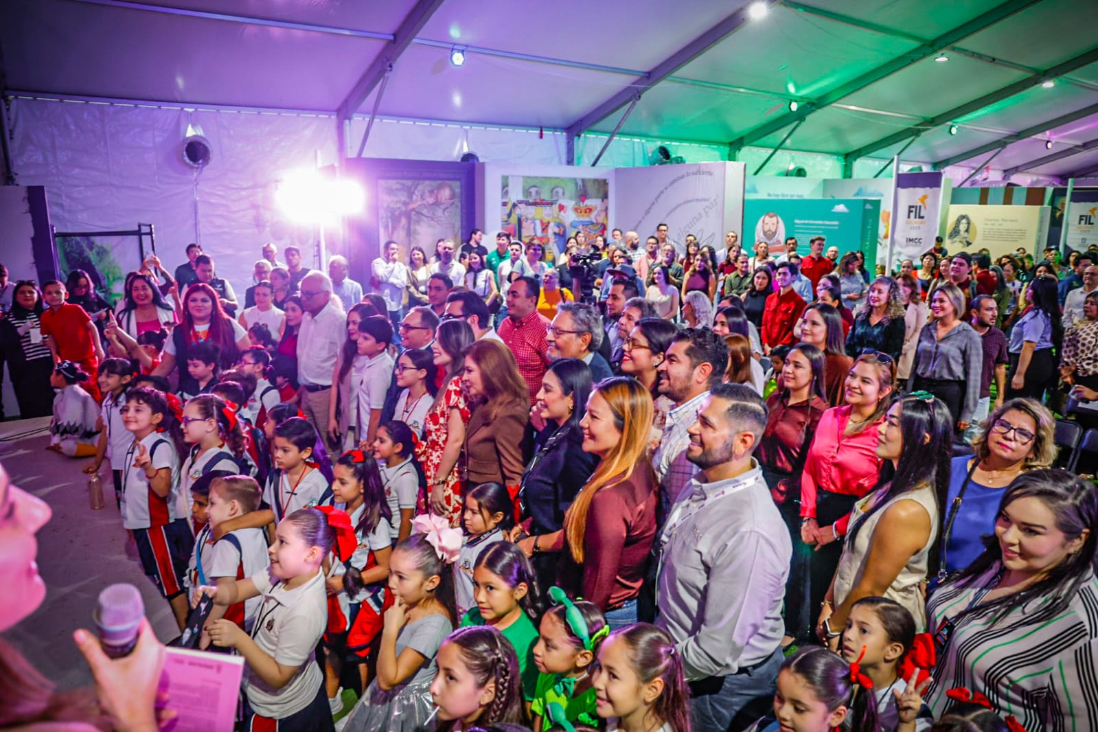 alumnos en la feria del libro en culiacan sinaloa personas