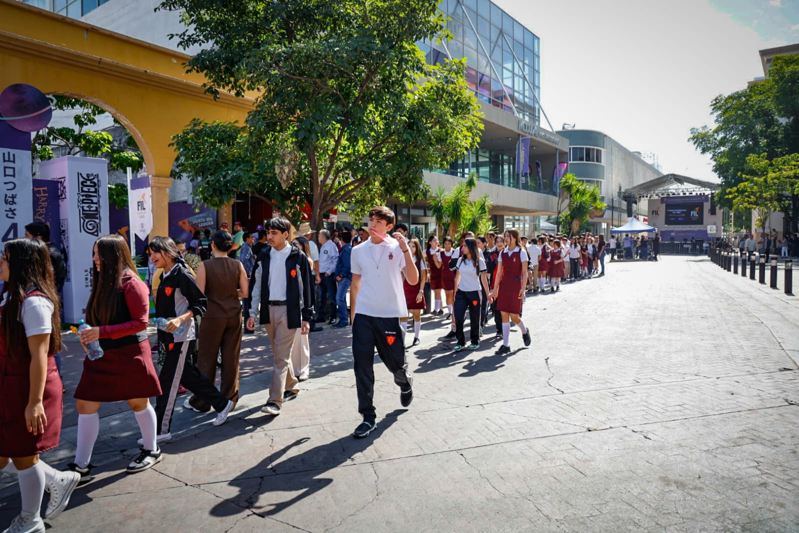 alumnos en la feria del libro en culiacan sinaloa