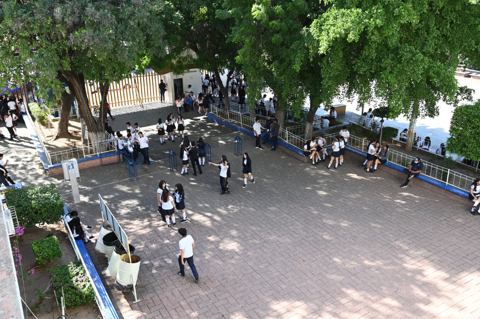 Funcionarios de la UAS atienden a estudiantes de la preparatoria Central Diurna