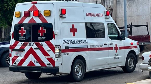 Joven motociclista queda inconsciente tras accidente en Guasave, Sinaloa
