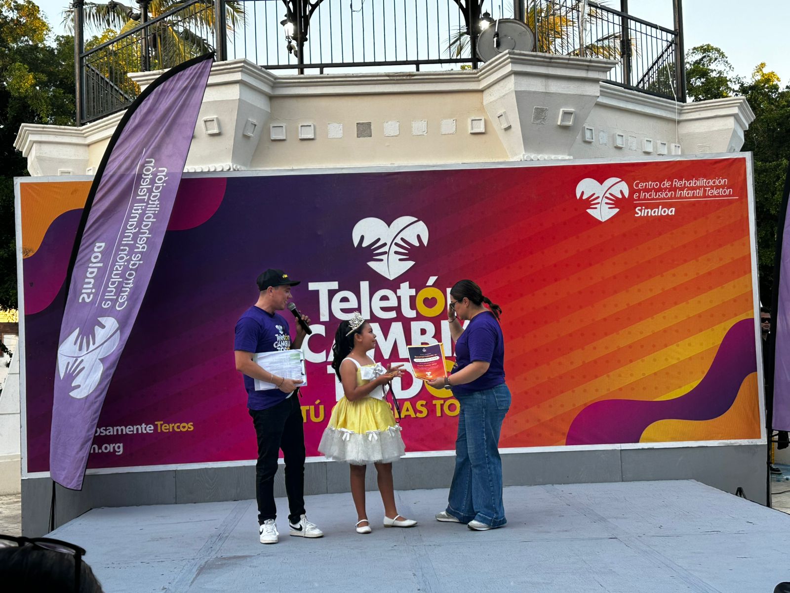 Conmueve Ángela Salazar, Reina Infantil del Carnaval con noble gesto en el Teletón Fest 2025
