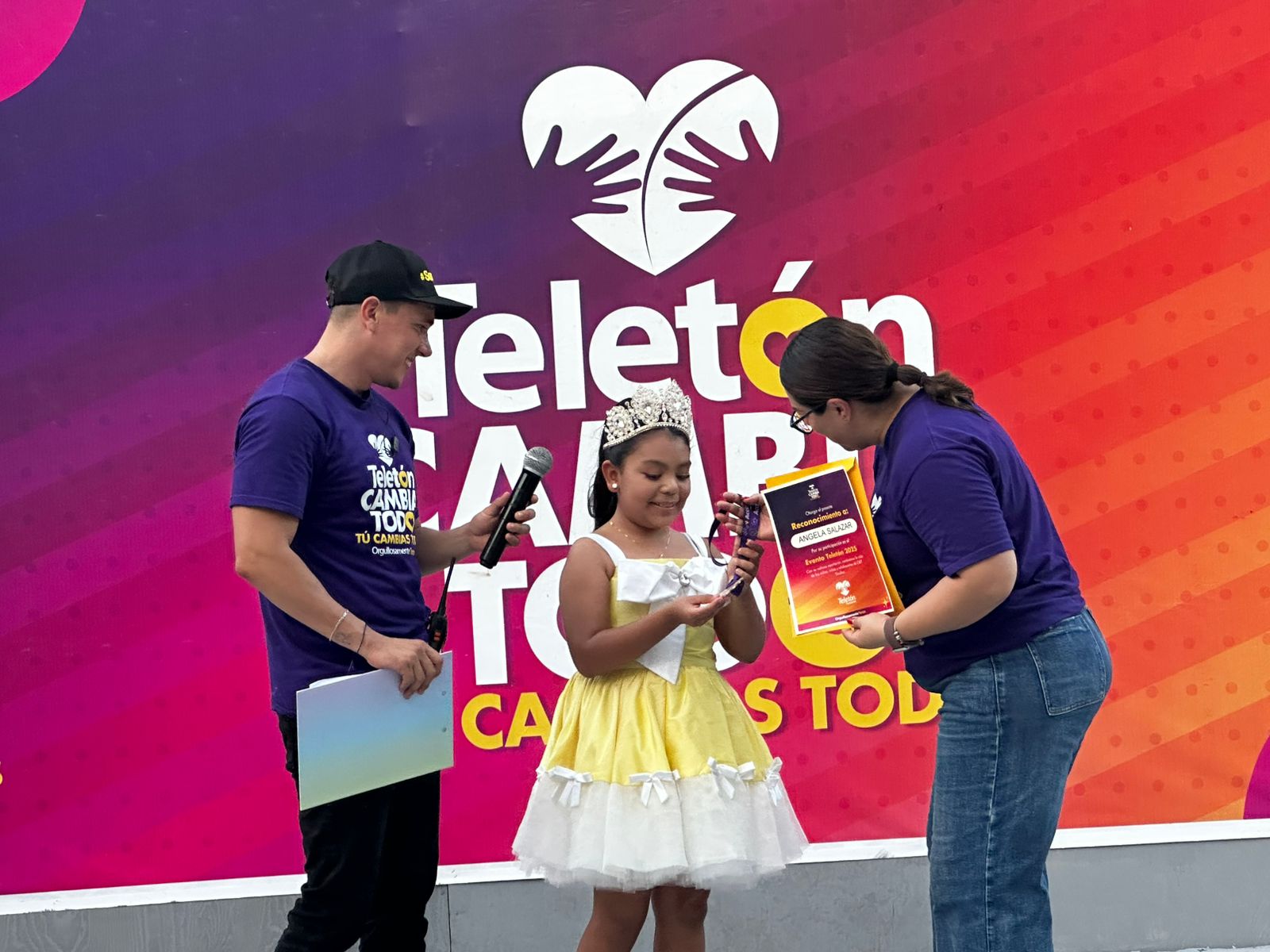 Conmueve Ángela Salazar, Reina Infantil del Carnaval con noble gesto en el Teletón Fest 2025