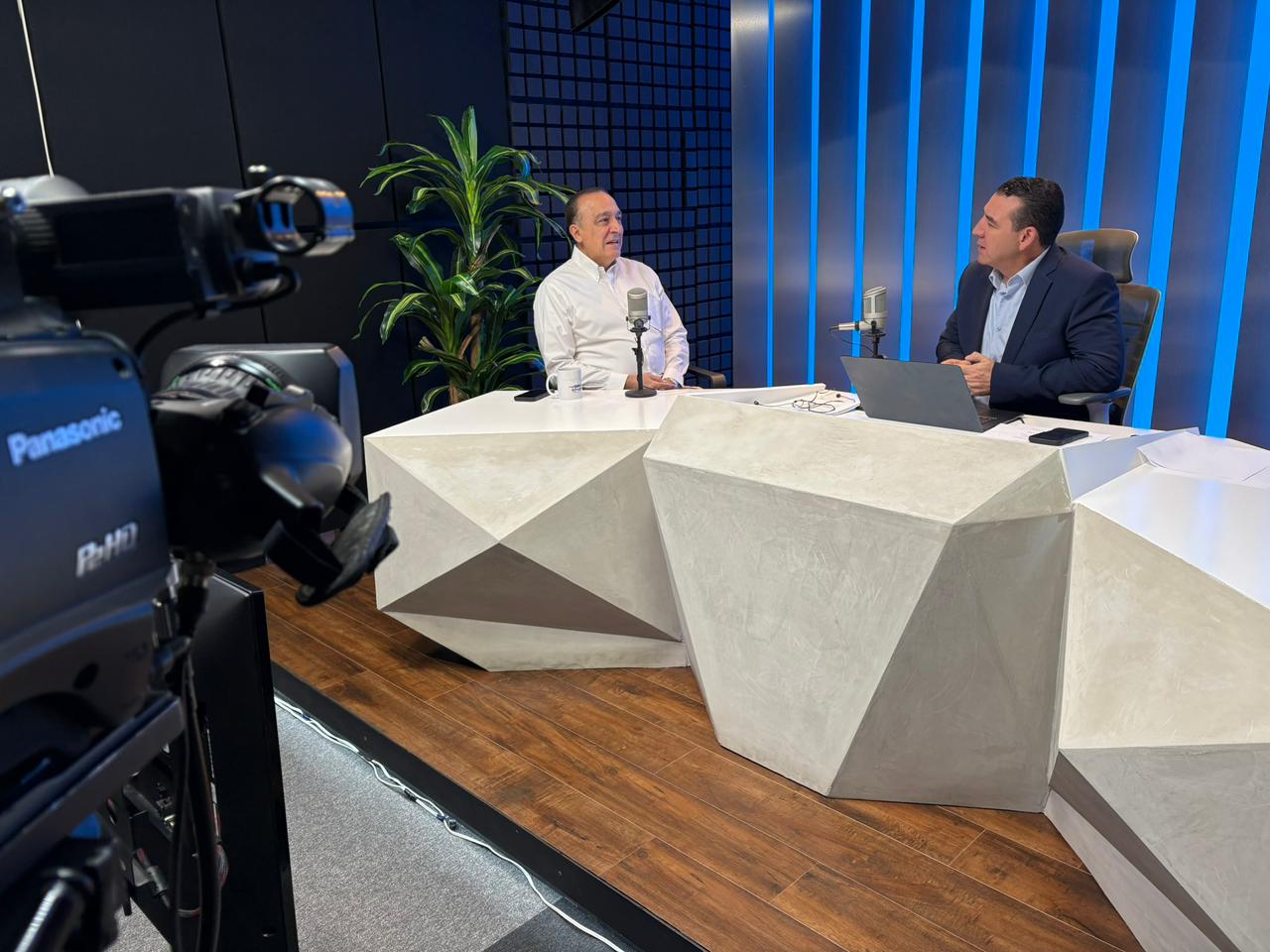 Antonio Menéndez de Llano Bermúdez en entrevista con Luis Alberto Díaz en Los Noticieristas