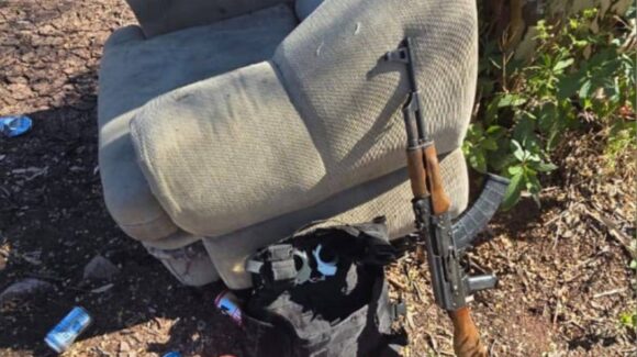 Estaban sobre un camino de terracería; aseguran arma, municiones y presunta marihuana en Culiacán, Sinaloa